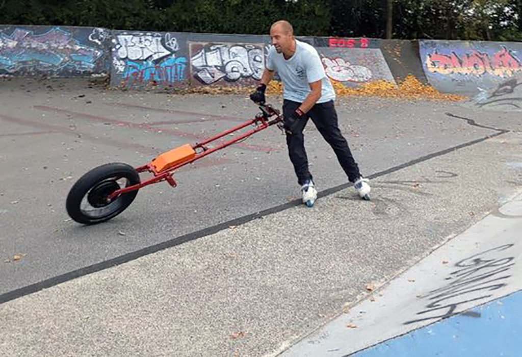 Electric-wheeled Veelo is pulling for rollerbladers