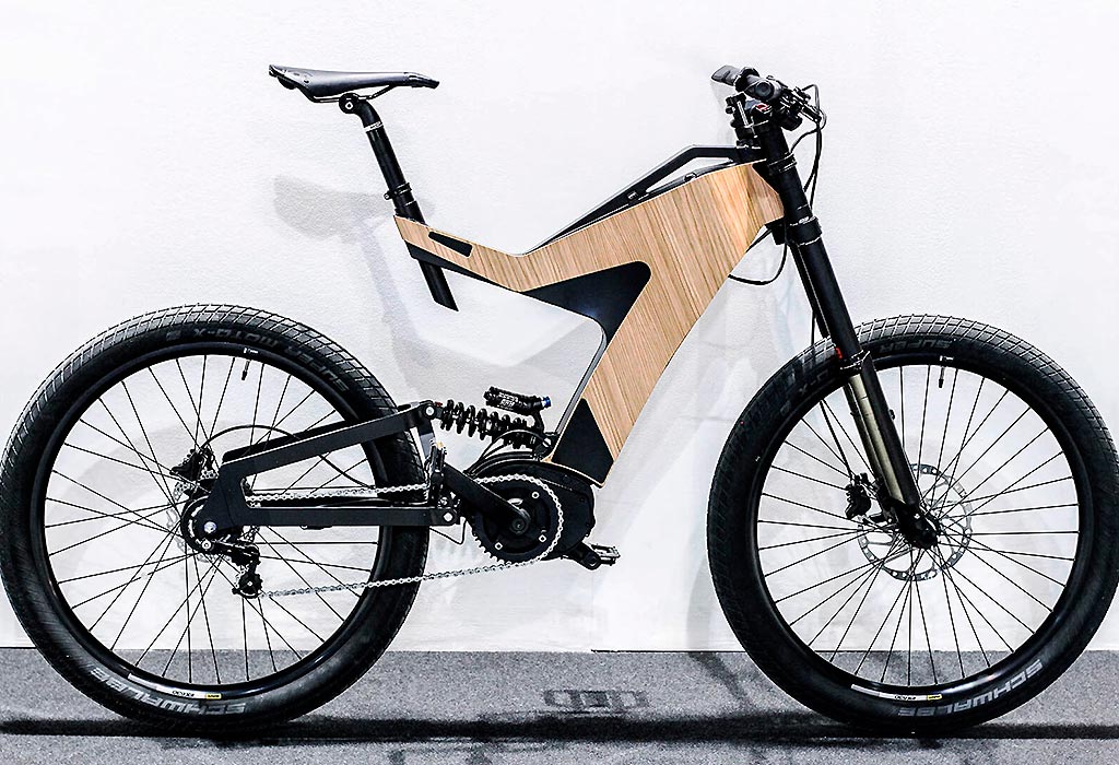 Electric bicycle ERMES – wood instead of plastic details