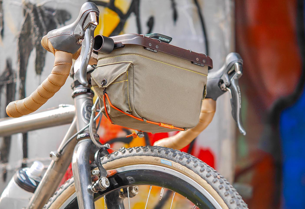 It bicycles bag combines the bar-mounted bag and the basket